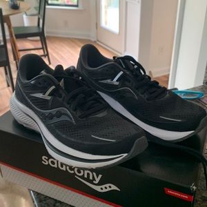 - Saucony Omni 21 like new size 8 women’s
